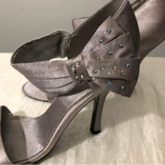 Satin Silver Rhinestone Heels Sz 9 - Picture 1 of 6
